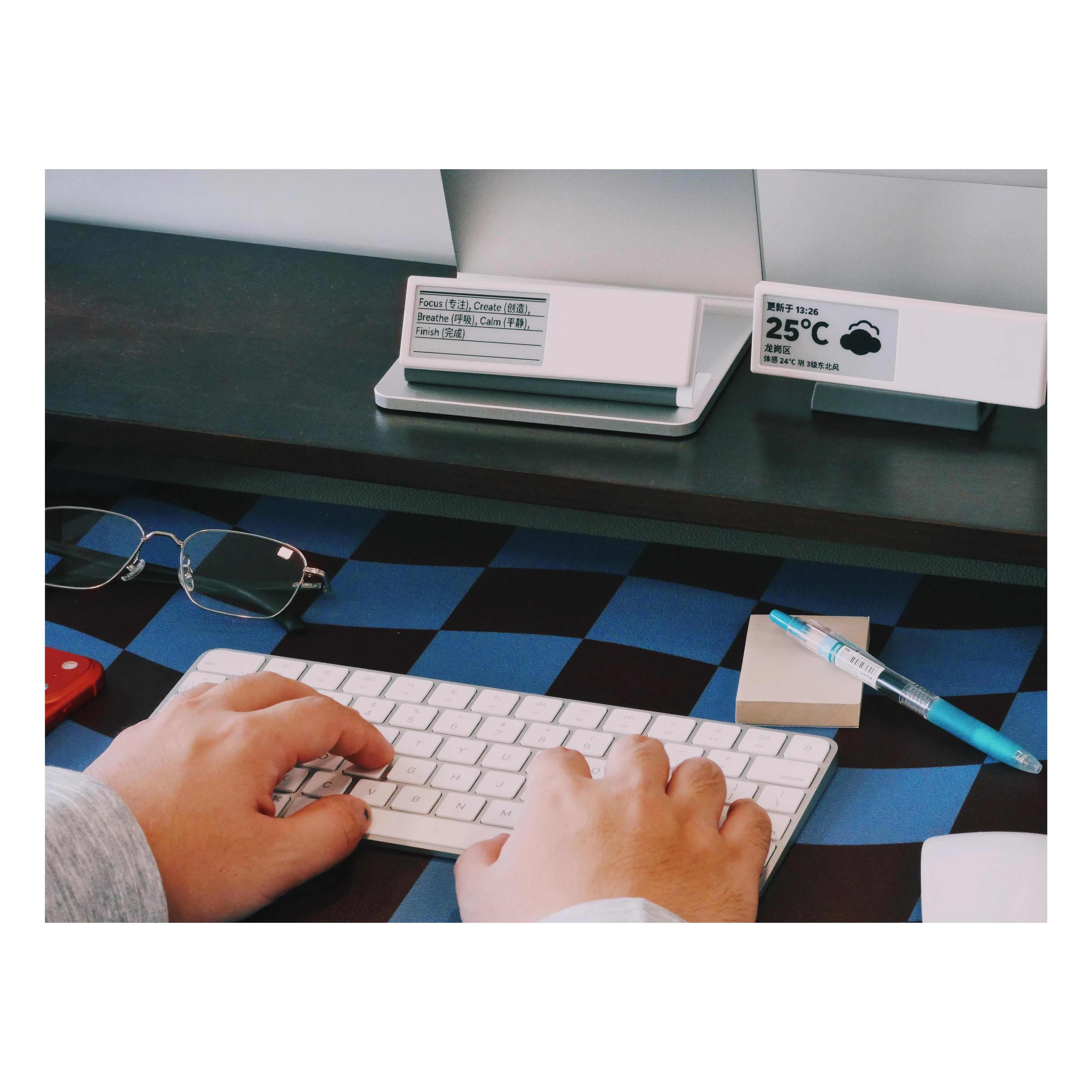 Quote/0 | Minimalist E-Ink Desk Companion & Daily Inspiration Screen