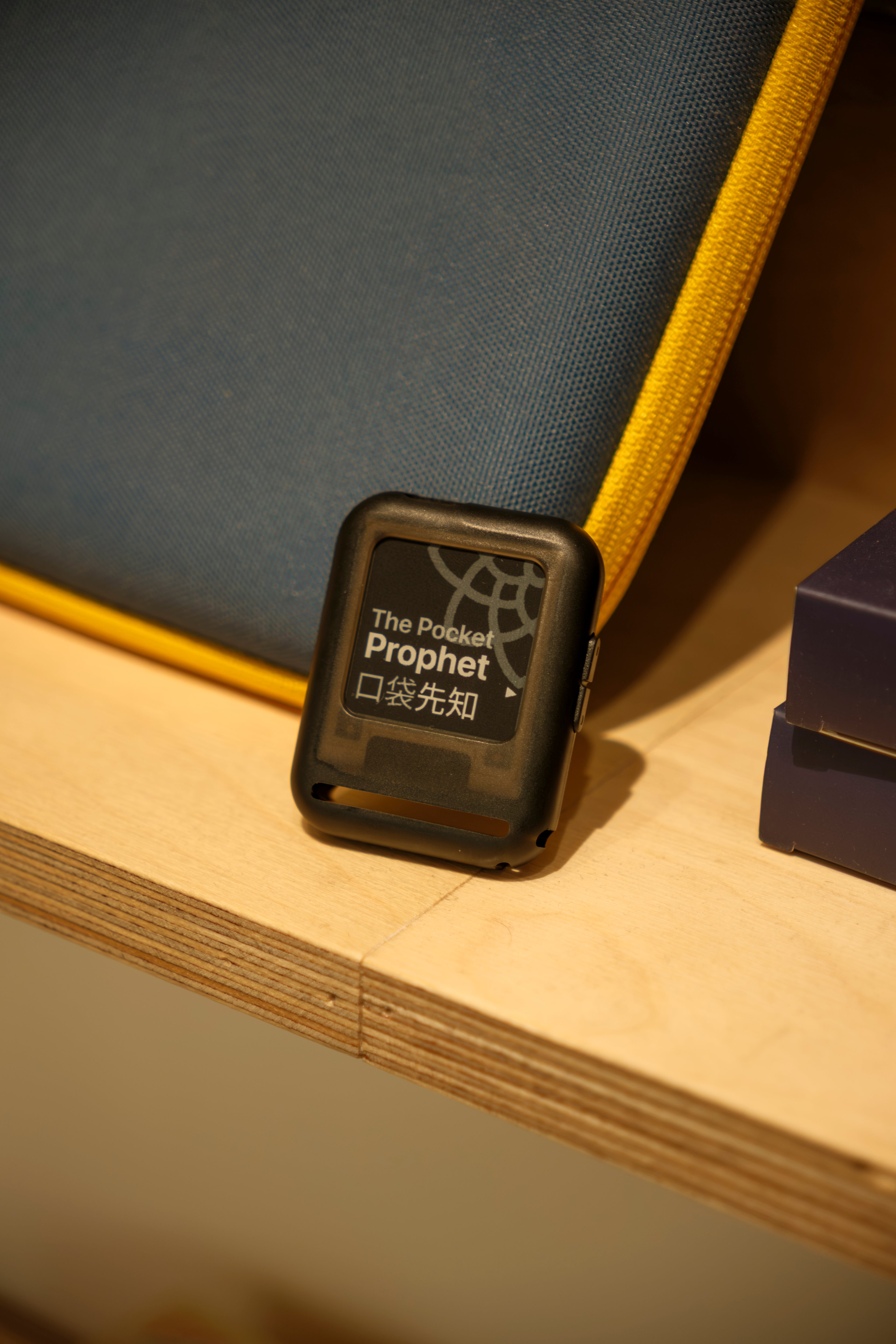 Rand/0 PocketProphet™ — Pocket Decision Engine with E-Paper Display